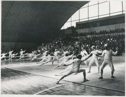 cca 1976 Salgótarján, az új sportcsarnok felavatásán vívók tartottak bemutatót a közönségnek, 16x21 cm