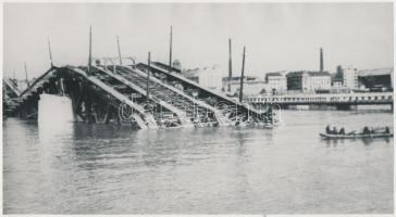 1945 A felrobbantott Horthy Miklós híd Budapesten, Dr. Kunszt János (1892&#8211;1960) hagyatékában levő negatívról készült későbbi nagyítás, 13x24 cm