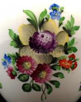 Virágmintás Herendi porcelán fedeles urna, kézzel festett, jelzett, apró kopásnyomokkal, m: 37 cm cm