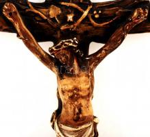 Nagyméretű, díszes kerámia feszület, jelzés nélkül, apró kopásnyomokkal, hátulján kis sérüléssel, 50...