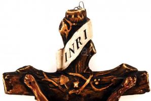 Nagyméretű, díszes kerámia feszület, jelzés nélkül, apró kopásnyomokkal, hátulján kis sérüléssel, 50...