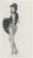 cca 1970 Pajkos kislány szoknyát libbent, 3 db finoman erotikus fénykép, 22x12 cm és 8x14 cm /
cca 1...