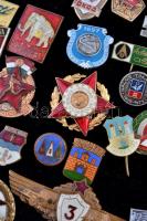 ~60db-os vegyes magyar és külföldi főleg szocialista jelvény tétel bársonylapra tűzve, közte "K...