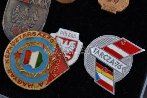 ~60db-os vegyes magyar és külföldi főleg szocialista jelvény tétel bársonylapra tűzve, közte "K...