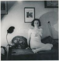 cca 1970 Elölről is, hátulról is, 2 db finoman erotikus fénykép, 18x19 cm /
cca 1970 2 erotic photos...