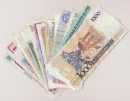 30db klf modern külföldi bankjegy, közte Kína, Olaszország, Jugoszlávia, Líbia, Belgium bankjegyei T...