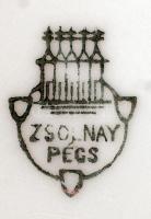 Japán motívumos Zsolnay bonbonier, kézzel festett, jelzett, kopásnyomokkal, d: 9 cm