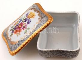Martinroda német porcelán dobozka, kézzel festett, jelzett, apró kopásnyomokkal, 9×7,5×4 cm
