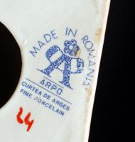 Ücsörgő nagyapó macskával, Arpo román figurális porcelán, festett, bisquit, jelzett, kis kopásnyomok...