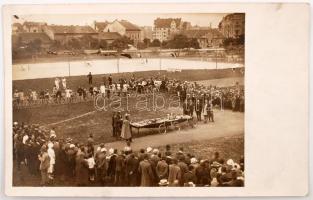 cca 1920 Budapest II. A Széna téri sportpálya, kerékpárverseny díjkiosztója. Fotólap / Hungarian bike race awarding ceremony postcard