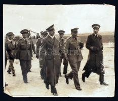 1937 A Budaörsi repülőtér avatása. vitéz Háry László repülő vezérőrnagy az önálló magyar légierő első parancsnoka és olasz katonai küldöttség. Fotó széle kissé gyűrött. / 1937 Budaörs airport opening with high-ranking Hungarian and Italian military officials 16x14 cm