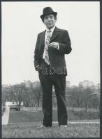 Kabos László (1923-2004) színész egészalakos fotója, pecséttel jelzett, 23,5×17 cm