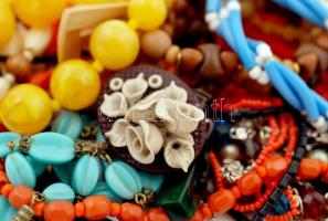 Érdekes bizsu tétel mutatós nyakláncokkal, karkötőkkel, brossokkal, fülklipszekkel