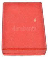 1949. "Kiváló Munkáért 1949" sorszámozott fém jelvény saját tokban T:2-