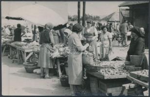 cca 1950-1960 Piac, jelzetlen fotó, 14x9 cm