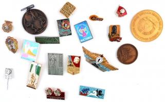 Szovjetunió 112db vegyes jelvény és kitűző több témában (főleg Lenin), benne néhány díjérem, 1db nag...