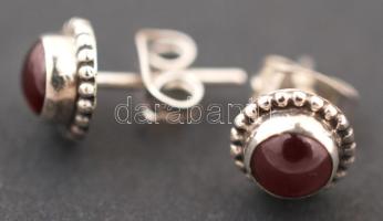 Ezüst(Ag) fülbevaló szintetikus bordó köves díszítéssel, jelzetlen, 1,2 g, díszdobozban /
silver ear...