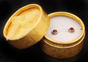 Ezüst(Ag) fülbevaló szintetikus bordó köves díszítéssel, jelzetlen, 1,2 g, díszdobozban /
silver ear...