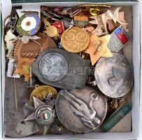 Kis doboznyi vegyes jelvény  és érem, főleg szocialista darabokkal, közte néhány sportérem is T:vegy...