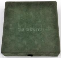 Kis doboznyi vegyes jelvény  és érem, főleg szocialista darabokkal, közte néhány sportérem is T:vegy...