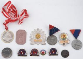 43db vegyes magyar és külföldi sportérem és jelvény, több szalaggal, közte Ausztria DN "Osztrák...