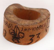 "Gödöllő Jamboree 1933" feliratú, faragásokkal díszített, fából készült kendőösszefogó gyűrű, "A. G." monogrammal  Carved wooden scarf ring with "A. G." initials and "Gödöllő Jamboree 1933" inscription on it