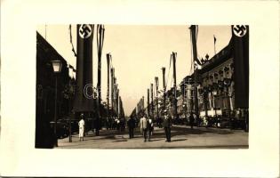 Berlin, Unter den Linden im Festschmuck / boulevard, photo