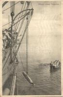 Hissen eines Torpedos / Hoistining a torpedo, mariners in rowboat, K.u.K. Navy, on the back side litho Austrian Naval flag