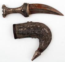 Afrikai antik kézműves, hajlított pengéjű törzsi tőr. Díszes bőr tokban, filigrán fém rátétes díszítéssel / Antique African tribal dagger in ornamented leather case with filigrane metal ornaments 20 cm