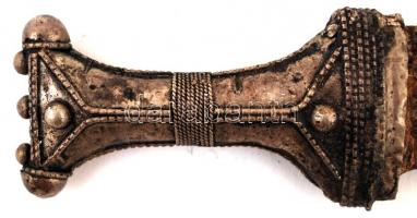 Afrikai antik kézműves, hajlított pengéjű törzsi tőr. Díszes bőr tokban, filigrán fém rátétes díszít...