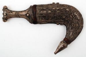 Afrikai antik kézműves, hajlított pengéjű törzsi tőr. Díszes bőr tokban, filigrán fém rátétes díszít...