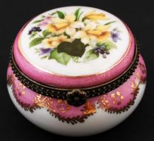 Limoges virág mintás dobozka, levonóképes, jelzett, hibátlan, réz szerelékkel / Limoges china box d:6 cm