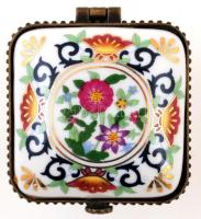Limoges virág mintás dobozka, levonóképes, jelzett, hibátlan, réz szerelékkel / Limoges china box 6x...