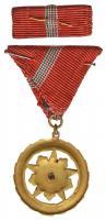 1957. "Szocialista Munkáért Érdemérem" aranyozott, zománcozott Br kitüntetés mellszalagon,...