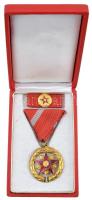 1957. "Szocialista Munkáért Érdemérem" aranyozott, zománcozott Br kitüntetés mellszalagon,...
