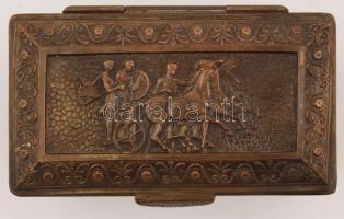 Ókori jelenetes réz doboz, plüss betéttel, kisebb horpadásokkal, 17×9 cm