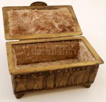 Ókori jelenetes réz doboz, plüss betéttel, kisebb horpadásokkal, 17×9 cm