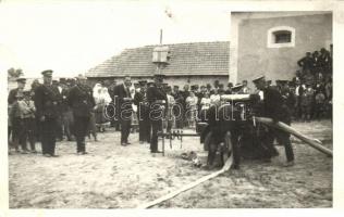 36 db nagyrészt régi, katonai témájú képeslap, vegyes minőség; sok érdekes darabbal / 36 mainly pre-...