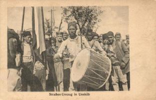 36 db nagyrészt régi, katonai témájú képeslap, vegyes minőség; sok érdekes darabbal / 36 mainly pre-...