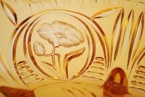 Nagyméretű virágmintás mangánsárga üveg kínáló tál, csiszolt, metszett, nagyon apró csorbákkal, 34×2...