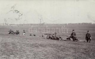 14 db főleg első világháborús katonai képeslap, vegyes minőség, jobb darabokkal / 14 military postca...