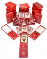 ~1960-1970. 45db "Kiváló Dolgozó" zománcozott fém jelvény, több miniatűrrel együtt, tokokb...