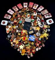 Több száz vegyes magyar és külföldi jelvény 4,85kg súlyban T:vegyes