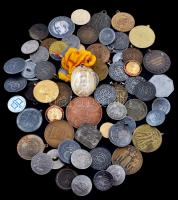 65db vegyes emlékérem és gomb, közte 1971. "Hazánk Felszabadulásának 40. évfordulójára - Salgót...