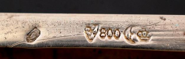 Ezüst(Ag) cigarettatárca oldalán indamotívumokkal díszítve, jelzett, 63,2 g /
silver (Ag) cigarette ...