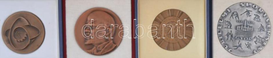 ~1970. 4db klf szocialista emlékérem tokban, közte 1973. "25 éves az újítómozgalom" Br emlékérem dísztokban, adományozói okirattal (60mm), 1974. "40 éve a párt szolgálatában 1934-1974. MSZMP. XIV. KER. BIZ." Br emlékérem dísztokban (70mm) T:2,2-