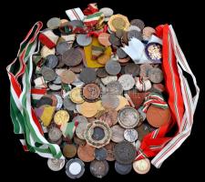 Vegyes magyar és külföldi érmek 4,40kg súlyban, főleg sportérmek T:vegyes