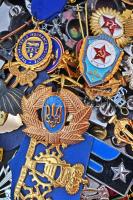 Vegyes magyar és külföldi jelvények, főleg katonai témában 2,20kg súlyban T:vegyes