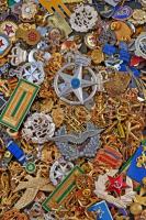 Vegyes magyar és külföldi jelvények, főleg katonai témában 2,20kg súlyban T:vegyes