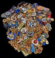 Vegyes magyar és külföldi jelvények, főleg katonai témában 2,20kg súlyban T:vegyes